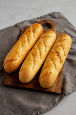 Tahtaya sarımsak doldurulmuş ev yapımı Fransız Bageti..