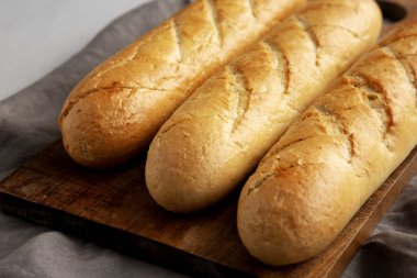 Tahtaya sarımsak doldurulmuş ev yapımı Fransız Bageti..