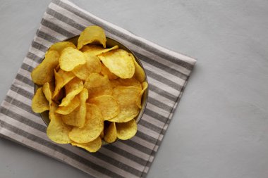Ev yapımı patates cipsi ve tuzlu kase, en iyi manzara. Metin için boşluk.