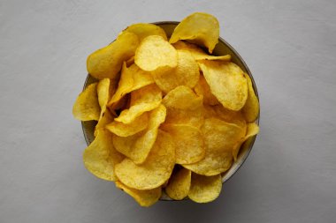 Ev yapımı çaydanlık, patates cipsi ve tuzlu kase.. 