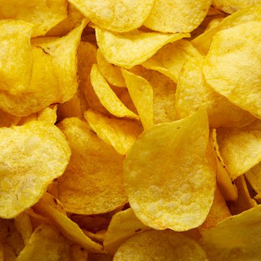 Ev yapımı çaydanlık, patates cipsi ve tuzlu kase.. 