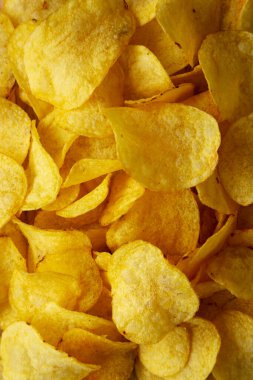 Ev yapımı çaydanlık, patates cipsi ve tuzlu kase.. 