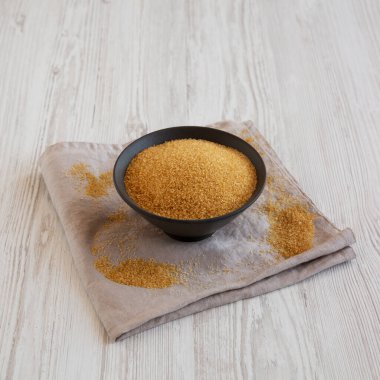 Organik Demerara Şeker Kasesi, yan görünüm. 