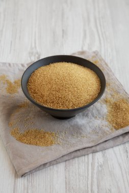 Organik Demerara Şeker Kasesi, yan görünüm. 