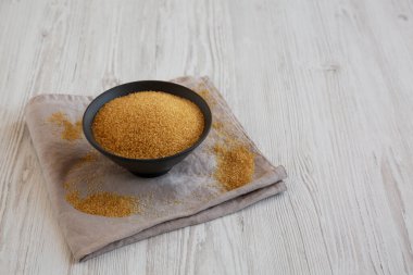 Kâsede organik Demerara şekeri, yan görüş. Boşluğu kopyala.