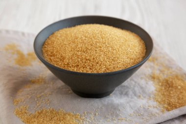 Kâsede organik Demerara şekeri, yan görüş. Yakın plan..