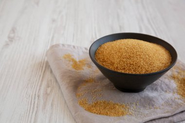 Organik Demerara Şeker Kasesi, yan görünüm. 