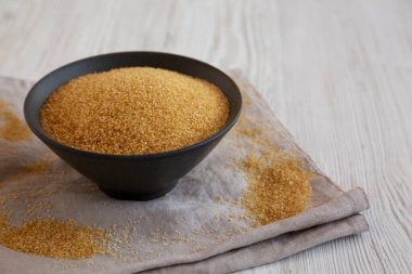 Organik Demerara Şeker Kasesi, yan görünüm. 