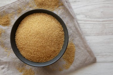 Organik Demerara Sugar in a Bowl, top view. Boşluğu kopyala.