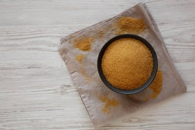 Organik Demerara Sugar in a Bowl, top view. Boşluğu kopyala.