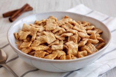 Gevrek Tarçın Şekeri Kahvaltılık Gevrek Sütlü Tahıl Kasesi, yan görünüm.