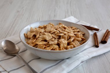 Gevrek Tarçın Şekeri Kahvaltılık Gevrek Sütlü Tahıl Kasesi, yan görünüm.