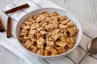 Gevrek Tarçın Şekeri Kahvaltılık Gevrek Sütlü Tahıl Kasesi, yan görünüm.