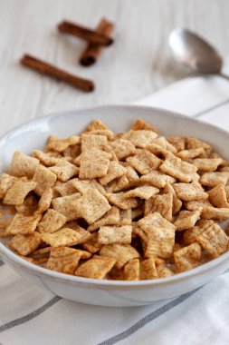 Gevrek Tarçın Şekeri Kahvaltılık Gevrek Sütlü Tahıl Kasesi, yan görünüm.