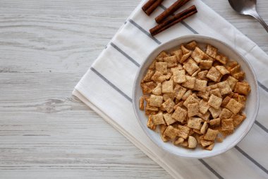 Çıtır Tarçınlı Şekerli Kahvaltılık Gevrek ve Sütlü Mısır Gevreği. Boşluğu kopyala.