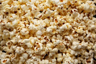 Ev yapımı tereyağlı patlamış mısır. Yukarıdan, yukarıdan..