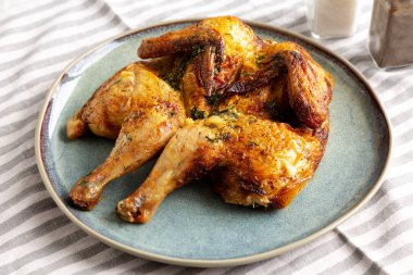 Tabakta ev yapımı ızgara tavuk tabakası..