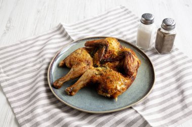 Tabakta ev yapımı ızgara tavuk tabakası..