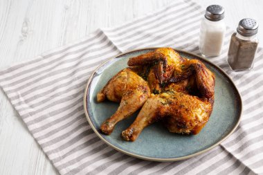 Tabakta ev yapımı ızgara Tavuk Tabaka, yan manzara. Boşluğu kopyala.