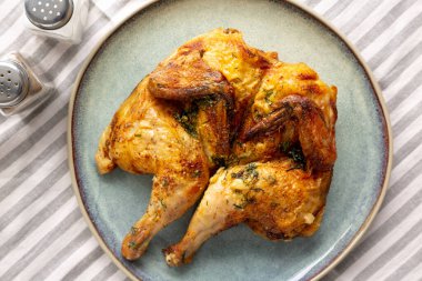 Tabakta ev yapımı ızgara Tavuk Tabaka, üst manzara. Dümdüz, tepeden, yukarıdan.