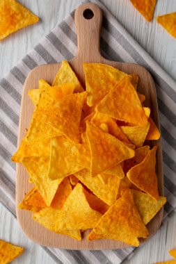 Meksika Nacho Peynirli Tortilla Cipsleri Tahtada, üst görünüm. 