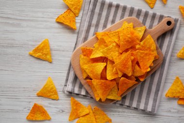 Meksika Nacho Peynirli Tortilla Cipsleri Tahtada, üst görünüm.