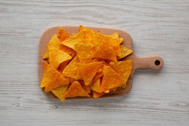 Meksika Nacho Peynirli Tortilla Cipsleri Tahtada, üst görünüm.