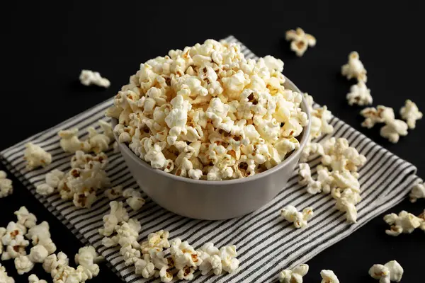 Ev yapımı tereyağlı patlamış mısır ve tuzlu kase..