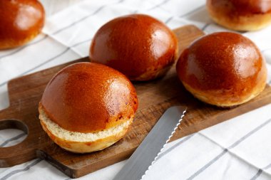 Ev yapımı Brioche Çörekleri Yemeye Hazır, yan görünüm.