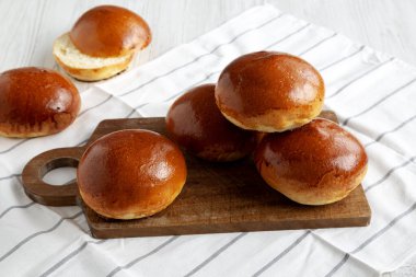 Ev yapımı Brioche Çörekleri Yemeye Hazır, yan görünüm.