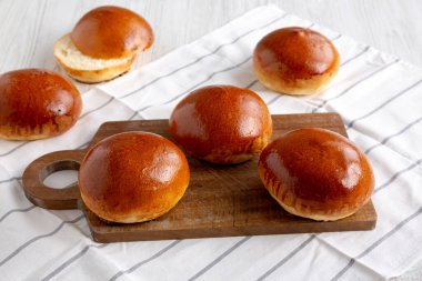 Ev yapımı Brioche Çörekleri Yemeye Hazır, yan görünüm.