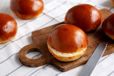 Ev yapımı Brioche Çörekleri Yemeye Hazır, yan görünüm.