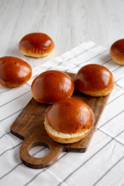 Ev yapımı Brioche çörekleri yemeye hazır, yan manzara. Boşluğu kopyala.