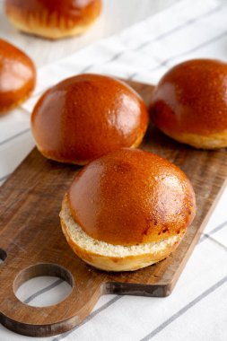 Ev yapımı Brioche Çörekleri Yemeye Hazır, yan görünüm. 
