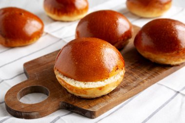 Ev yapımı Brioche Çörekleri Yemeye Hazır, yan görünüm. 