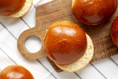 Ev yapımı Brioche çörekleri yemeye hazır, üst manzara. Düz uzanın, başınızın üstünde.