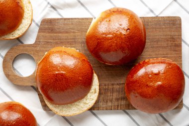 Ev yapımı Brioche çörekleri yemeye hazır, üst manzara. Düz uzanın, başınızın üstünde.