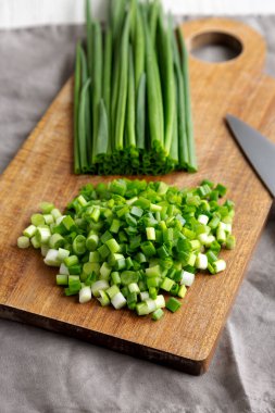 Tahta üzerinde organik kesilmiş yeşil soğan soğanı, yan görüş.. 