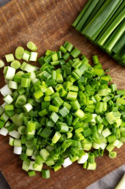 Tahta üzerinde organik kesilmiş yeşil soğan soğanı, üst manzara.. 