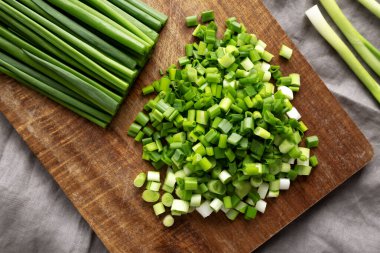 Tahta üzerinde organik kesilmiş yeşil soğan soğanı, üst manzara.. 