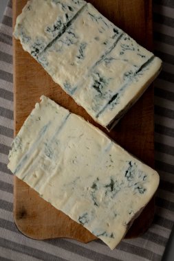 Ahşap bir tahtanın üstünde Mavi Peynirli Gorgonzola.. 