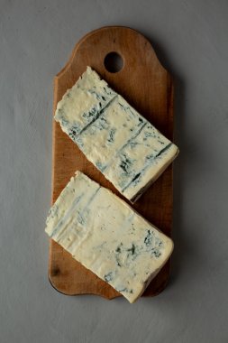 Ahşap bir tahtanın üstünde Mavi Peynirli Gorgonzola.. 