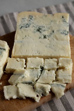 Ahşap bir tahtanın üzerinde Gorgonzola peyniri, yan görüş. Yakın plan..