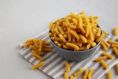 Fusilli Makarnayı bir kasede, yan görüşte kurut. Boşluğu kopyala.