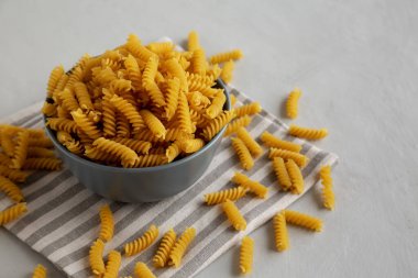 Fusilli Makarnayı bir kasede, yan görüşte kurut. Boşluğu kopyala.