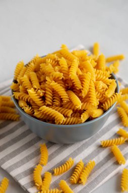 Fusilli Makarnayı bir kasede, yan görüşte kurut. Yakın plan..