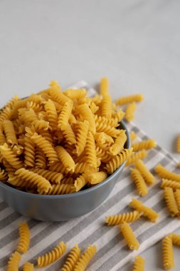Fusilli Makarnayı bir kasede kurut, yan görüş. 
