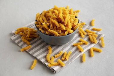 Fusilli Makarnayı bir kasede kurut, yan görüş.
