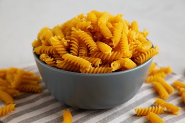 Fusilli Makarnayı bir kâsede kurut, düşük açılı görünüm. 