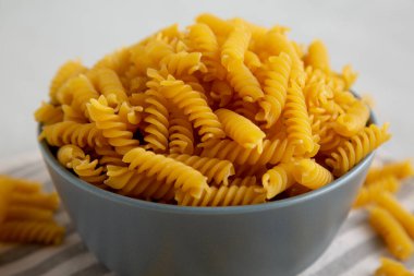 Fusilli Makarnayı kabın içinde, düşük açılı. Yakın plan..